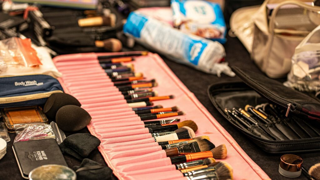 Imagen de tocador organizado con maquillaje clasificado, brochas visibles y divisores en cajones, representando consejos profesionales de organización