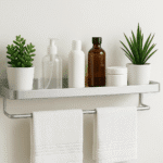 Estante para baño moderno con productos organizados en pared blanca, optimizando espacio sin taladro